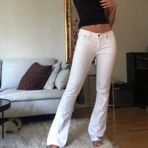 Vita utsvängda jeans som är helt intakta utan någon missfärgning eller slitningar. Jag är 170cm lång och är en S i jeans ❤️