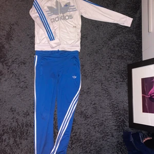 Adidas Set - En riktig fin Adidas set som är i fint skick. Frakten tar jag reda på om man vill köpa.