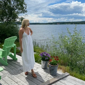 Sommarklänning  - Kikar intresset på denna superfina långklänning från Zara! Köpt förra året inför midsommar och endast använd just på midsommar🤍 Verkligen sååå fin både i fram men även i ryggen! Stl S köpt för ca 700kr. HÖGSTA BUD: 440kr (köp direkt för 500kr)