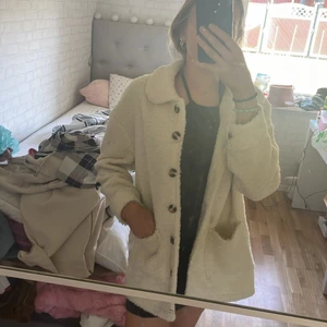 Fin höst/vår jacka - Fin jacka, ganska tunn. Använd en gång!