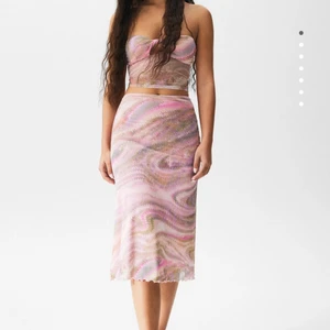 Set från pull and bear - En topp i strl M (passar en S också) och en kjol i strl S. Superfint o somrigt! 350 + frakt för hela setet 