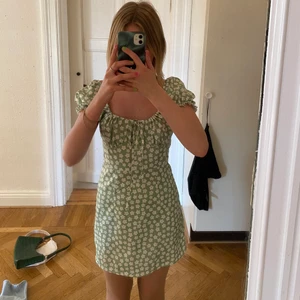 Blommig klänning - Blommig klänning från shein, ganska kort, skönt ”silkes” material, ljusare i verkligheten än på bilden.