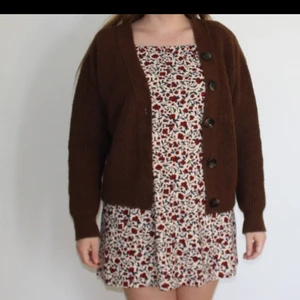 Gina Tricot kofta small - Brun kofta med knappdetaljer på ena sidan. 