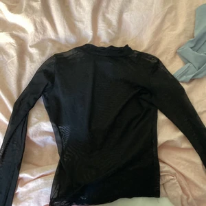 Svart tröja - Köpt på secondhand för 1 månad sen men använder inte.