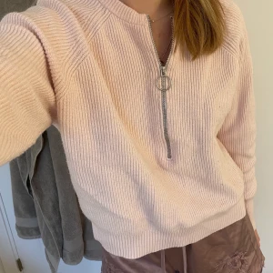 Zip hoodie - Rosa stickad zip hoodie 💕💕 köparen står för frakt