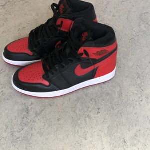 Jordan 1s ”Banned” - Jordan 1s Banned. Storlek 41. AA Kopior. Ej använda. 950kr + 99kr Fraktavgift. Kommer med med extra skonsnören i röd. OBS! Kvitto och Skolåda kommer inte med.