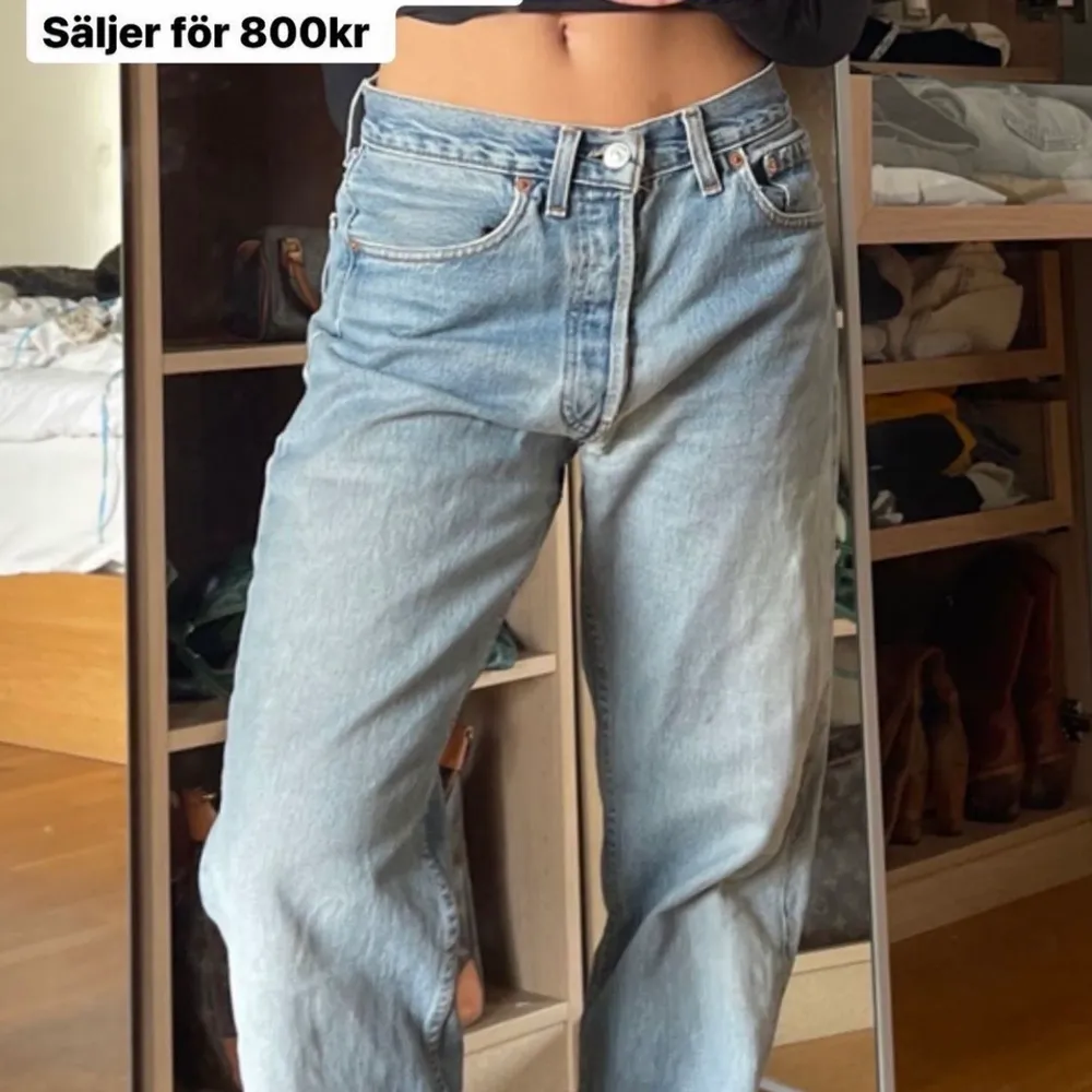 Supersnygga Levis 501 jeans. Den tredje bilden är min egna och de två första samma midjestorlek (31) fast på Alva Blomdahl som referens till hur storleken är 💕 Midjemått: 42 och Innerbenslängd: 82. Jeans & Byxor.