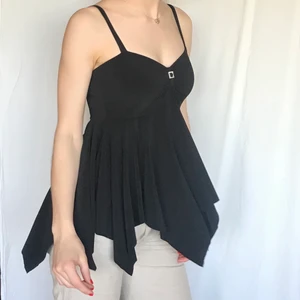 Y2k linne  - Svart linne med strassdetalj och justerbara axelband. 