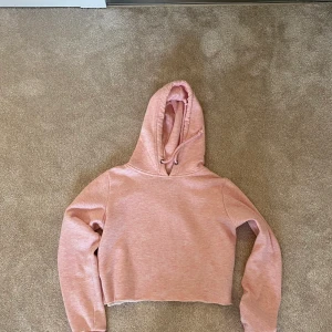 Rosa hoddie  - Den är lite kortare i varianten, rosa och inte alls mycket använd. Väldigt skön och mysig ❤️