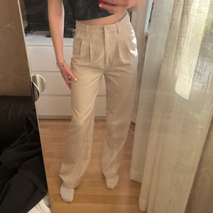 Beiga kostymbyxor - Byxor köpte på bikbok. Säljer pga använder ej. Rätt långa då dom går ner till fötterna på mig som är ca 174 cm :) 