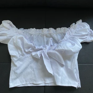 Vit Cropped topp från NAKD  - Nyskick, endast testad! Storlek S. Köpt från NAKD :) 