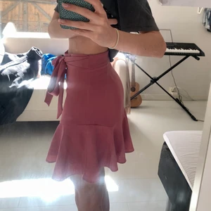 Kjol med knytband - Världens finaste kjol med ”knytband” från nakd! Banden kan knytas både bak och fram men det är meningen att de ska knytas där fram! Den är inte stretchig tyvärr men den sitter perfekt på mig som brukar ha xs-s i kjolar. Den här kjolen är perfekt till sommaren och har ett väldigt skönt och lätt tyg och även så fin färg, dm för fler bilder 💕💕💕💕