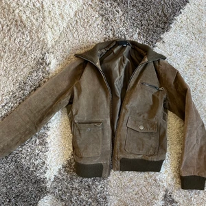 mocka liknande jacka - köpt secondhand men aldrig använd. lite cropped fit, inte så varm, perfekt nu på våren eller tidig höst