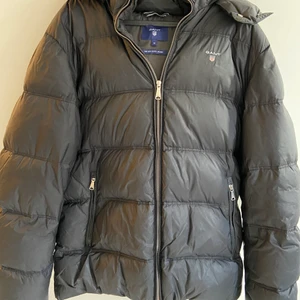 Gant dunjacka  - Säljer dunjacka från Gant i storlek Medium. Modellen är The Alta Down Jacket. Litet slitage på ena ärmen, syns på tredje bilden. Går att fixa enkelt med lite nagellack eller liknande 😊