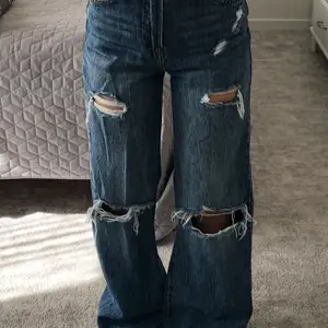 Midja: 65 cm Innerben: 82 cm  Högmidjade 90 tals inspirerade jeans med slitningar. Typ en decimeter långa på mig som är 164 cm lång men har funkat att vika upp de. Väldigt bra kvalitet. Skriv om intresserad <3 