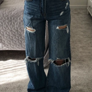 Bershka 90s Jeans - Midja: 65 cm Innerben: 82 cm  Högmidjade 90 tals inspirerade jeans med slitningar. Typ en decimeter långa på mig som är 164 cm lång men har funkat att vika upp de. Väldigt bra kvalitet. Skriv om intresserad <3 