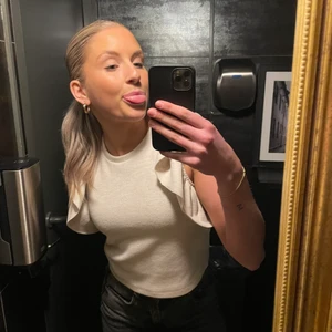 Volang topp - Säljer min beiga volang topp från zara! Storlek S.