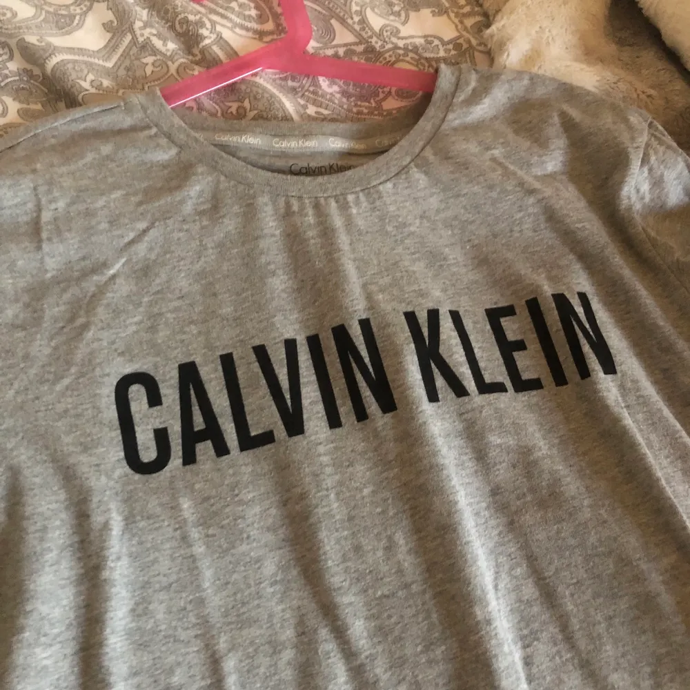 Fin lite längre Calvin Klein t-shirt, aldrig använd❤️220kr+frakt❤️. T-shirts.
