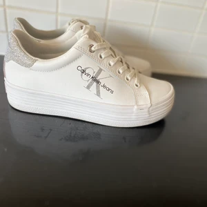 Calvin Klein sneakers dam - Snygga sneakers med glitter detaljer . Använda ca 2 månader , storlek 37.