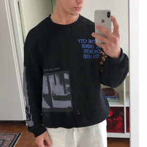 Grapic Tröja - Tröja ifrån Urban outfitters, storlek S men oversize fit