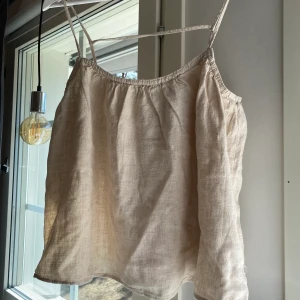 Linne - Jättefint sommrigt linne från H&M!! Aldrig kommit till användning därav är prislappen kvar!!