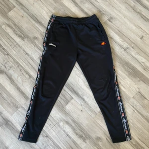 Svarta Ellesse träningsbyxor - Säljer svarta träningsbyxor från ellesse. Liten i storlek. Slim fit. Nypris 800:-