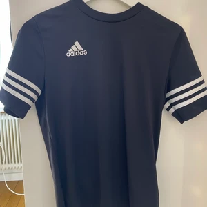 Adidas tränings tröja  - Säljer denna tränings t-shirt super fin
