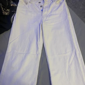 69 - Beige Jeans från bikbok, har använt knappt använder ej längre för att de är lite för stor för mig i midjan.