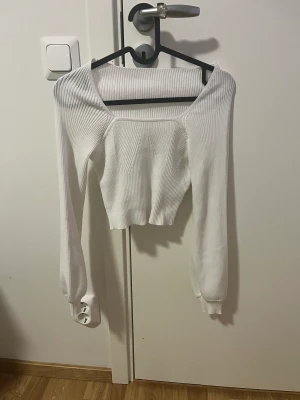 Tröja - Säljer en vit tröja som knappt är använd skriv för mer bilder💜