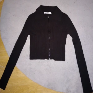 Långärmad tröja  - Svart sip up från nakd alldrig använd 