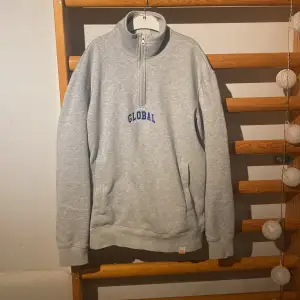 En half zip sweatshirt från hm men storlek xs. Fint skick (8/10) och säljs för att den har blivit för liten för mig. Köparen står för frakten