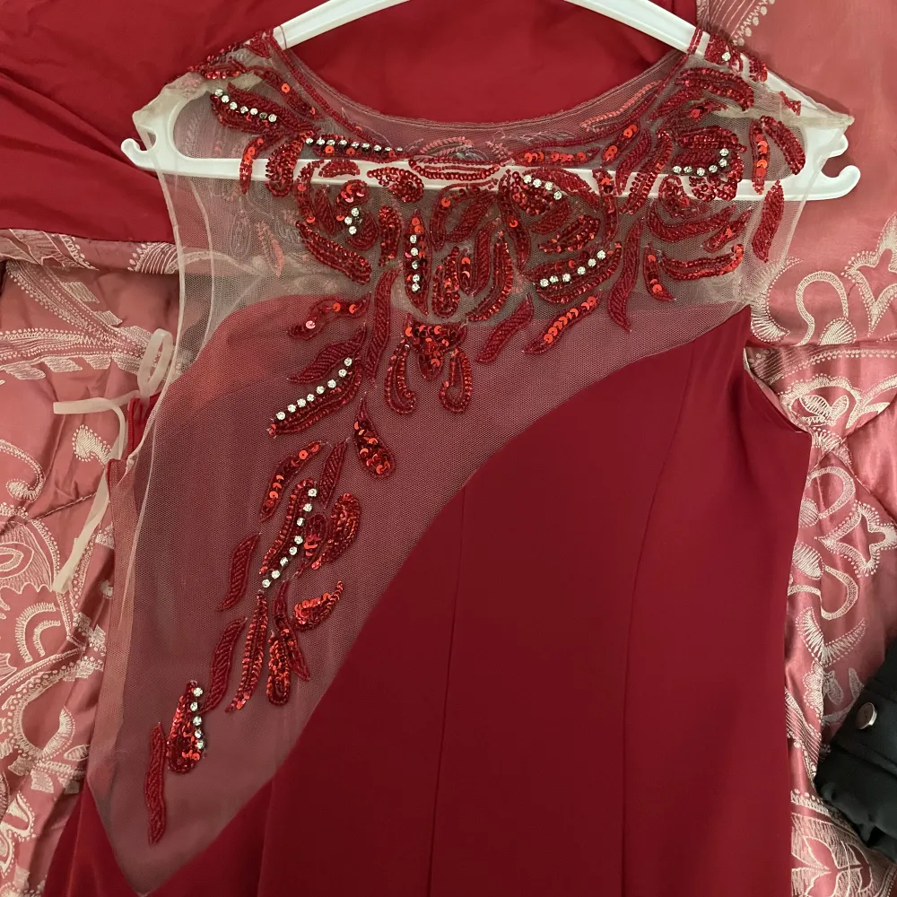 Lång röd klänning som har använts kanske 3 gånger Max. Väldigt fin o ser ut som ny. . Klänningar.