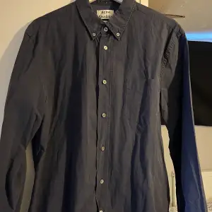 Clean Skjorta från Acne Studios i storlek 50, perfekt inför sommaren 