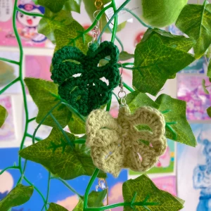 Handgjorda monstrera löv örhängen - Egenvirkade örhängen som föreställer monstrera planta med olika färgade blad🌿 Priset är 100kr paret och frakten är gratis!❤️