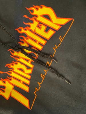 Thrasher hoodie - Använd men i bra skick. Endast snörena som blivit lite slitna  Storlek M