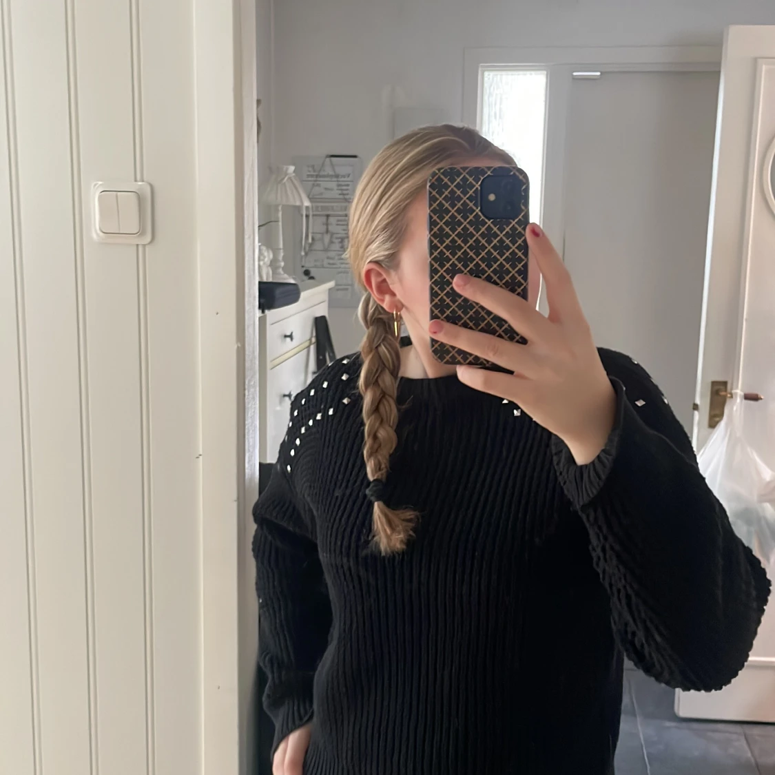 Stickad svart tröja med nitar - 90