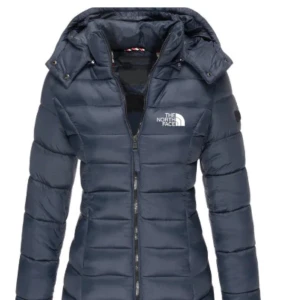 North face jacka  - Helt ny north face jacka som aldrig har blivit använd då den är för stor för mig. Jättefin jacka med bra kvalite och fin färg som aldrig har kommit till användning. Perfekt för vinter ! 