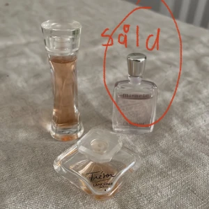 Lancome parfym miniture  - Parfym Lancome i mini format. Man kan ha i väskan. Den rosa miracle 4.5 ml, full 5 ml. Endast testad. Pris 170. SÅLD. Kvar Runda flaskan ca 3.5ml kvar av 7.5ml. Pris 80kr  Kvar Långa flaskan, ej använd. Full 5 ml. Pris 200kr