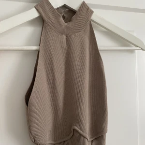 Beige linne - Söt topp från gina. Använd en gång! Ser lyxig ut i tyget och har som en ”bygel” under brösten. Grå/beige.