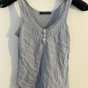 Linne - Säljer sött linne från Brandy Melville. Aldrig använd så i super bra skick men utan pris lapp. Köparen står för frakten och priset kan såklart diskuteras❤️