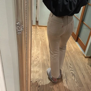 Levis - Skit snygga Levis, köpta secondhand. Uppsprättad längst ned, ger en fin style på dem. Tyvär för korta på mig som är 177 cm. Köpta secondhand men är i fint skick. 29/30 men skulle säga att dem är lite mindre i storleken. Troligtvis en 27/30.