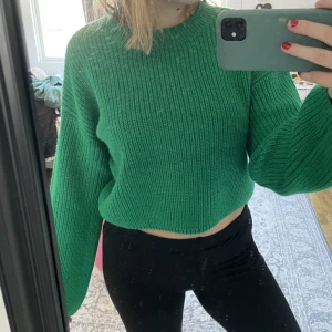 Stickat - Säljer denna gröna stickade från vero moda, säljer för den aldrig kommit till användning 🫶🫶