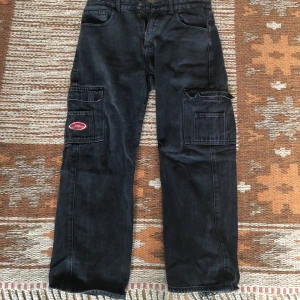 Cargo Jeans - Feta cargo jeans  Lite söndriga på botten men ingen större fara