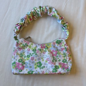 Väska  - Blommig väska från asos, nyskick.
