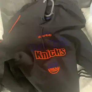 Hugo boss x NBA New York Knicks detta är nba kollektionen från johnells säljer hela tracksuiten med hoodie,T-shirt och byxor för 2500 original pris 4000