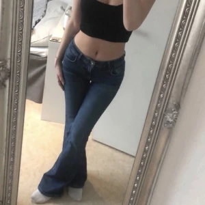 Zara jeans - Jättefina bootcut zara jeans, köpta på plick men aldrig använda endast testade. Säljer då de är för stora och för långa för mig som är 169. Innerbenslängd: 85cm Midjemått: 71cm. Första bilden från tidigare ägare. Skriv om ni har frågor<3