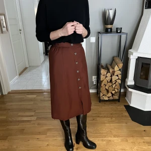 Kjol  - Säljer min midikjol med knappar. Elastiskt midjeband, längd - 70cm.  knappt använd, perfekt skick!