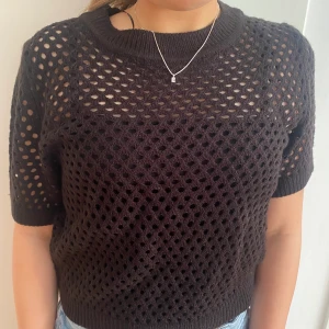  Stickad T-shirt - En stickad t-shirt från HM! Den är aldrig använda och i bra skick. Skulle behållt den själv men är för liten för mig. Jätte fin till sommaren! Kan sicka mer bilder privat. 