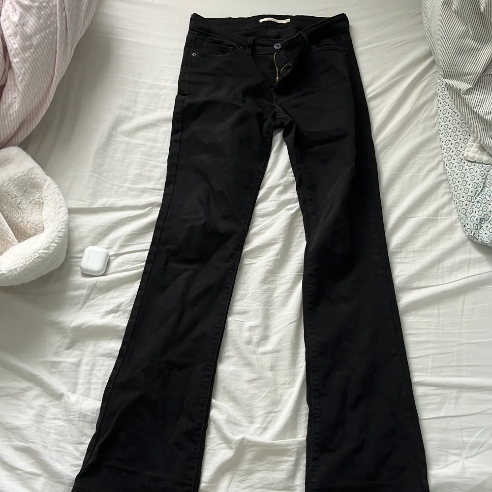 Svarta lågmidjade bootcut jeans från levis. Använda Max 2 gånger. Jättefina! Säljer pga att de är för långa. Jeans & Byxor.