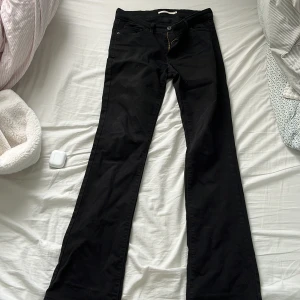Levis bootcut - Svarta lågmidjade bootcut jeans från levis. Använda Max 2 gånger. Jättefina! Säljer pga att de är för långa
